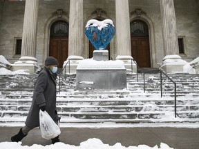 MONTREAL, QUE.: FEBRUARY 3, 2021 --  Walking past the Montreal Museum of fine arts on Wednesday February 3, 2021 during the COVID-19 pandemic. (Pierre Obendrauf / MONTREAL GAZETTE) ORG XMIT: 65710 - 2710