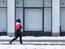 Eine Frau läuft während der COVID-19-Pandemie am 9. Februar 2021 an einem geschlossenen Laden in Montreal vorbei.