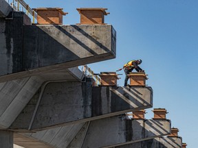 Construction of the REM at Highway 40 in Dollard-des-Ormeaux.