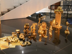 "16,5 gr. Gold" by artist Julio Barrita. It's an installation that reflects on the cultural and economic value of gold and the gold colour, reflecting on the absurdity of economic speculation.