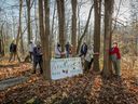 „Save the Fairview Forest“ nariai renkasi miškingoje vietovėje į vakarus nuo Fairview prekybos centro Pointe-Claire mieste 2020 m. lapkritį.
