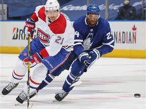 The Canadiens’ Eric Staal and the Maple Leafs’ Wayne Simmonds chase loose puck during Game 1 of first-round playoff series Thursday night in Toronto. The Canadiens won the game 2-1.
