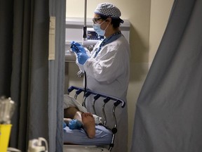 Seorang dokter berbicara dengan pasien UGD.
