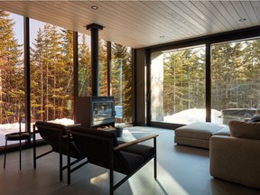 The chalets at Réflexion — Maisons Miroirs blend comfortable indoor life with forest scenery.