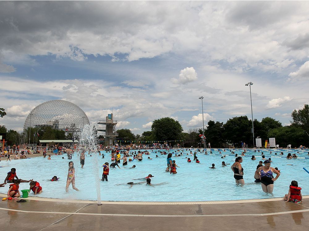 Swimmers cool off at the Parc Jean-Drapeau aquatic complex in 2011.