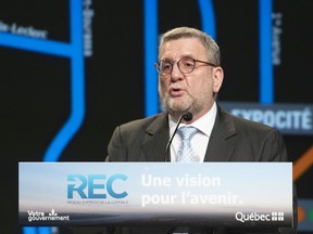 Quebec City mayor Régis Labeaume, who helped announce the Réseau express de la capitale on May 17, has decided to redo a call for bids after receiving only a single commitment to bid.