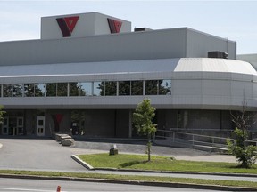 Pointe-Claire confirmed the purchase of the West Island YMCA building, located at 230 Brunswick Blvd., and a partnership with the Quebec YMCAs. The two-storey building with an area of just over 6,000 square metres includes a pool, a double gymnasium, two studios, fitness and weight rooms, two squash courts, an indoor jogging track, activity rooms, several change rooms as well as adjacent outdoor facilities.
