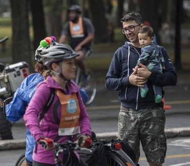 Vinicius Varros, with son Raphael, talks to Tour de L'Île participants on Aug. 29, 2021.