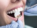 Apporter des sourires sur les visages des patients rend les dentistes heureux, indique une nouvelle enquête.  Le Dr Jerold Brittan, dentiste montréalais, déclare : « J'adore mon travail.  C'est toujours un défi.  Vous aidez les autres, souvent avec beaucoup de douleur.