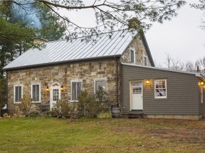 Daigle and Mongeau's English Loyalist architectural style grey-beige nuanced cut-stone and fieldstone home was built around 1820 in Hemmingford, Montérégie