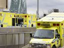 Les ambulances d'Urgences-santé quittent la salle d'urgence de l'Hôpital Notre-Dame de Montréal.
