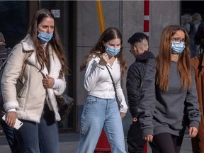 Montrealers continue to wear masks in the city streets on Wednesday October 20, 2021. Dave Sidaway / Montreal Gazette ORG XMIT: 66871