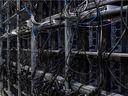 Máquinas de minería Bitcoin en un almacén.