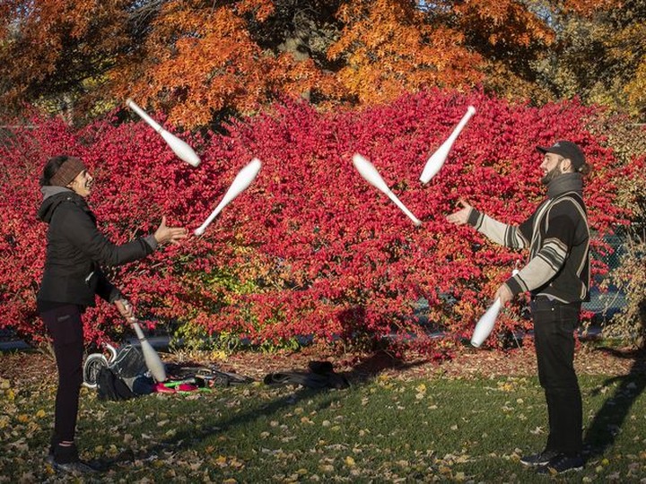  Michelle Chamandy, left, and LP Montoya practise their juggling skills framed by flame-red foliage at La Fontaine Park.