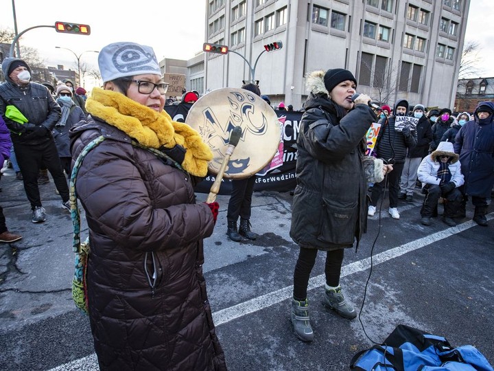  Wet’suwet’en members Marlene Hale, left, and Eve Saint address demonstrators outside RCMP headquarters in Westmount.