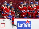 Les Canadiens, de gauche à droite, Jonathan Drouin, Joel Armia, Jesse Ylonen, Laurent Dauphin, Artturi Lehkonen, Jake Evans et Ryan Poehling regardent l'action depuis le banc lors du match contre les Flyers de Philadelphie à Montréal le 16 décembre 2021.