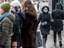 Porter un masque est désormais aussi naturel que d'enfiler des gants d'hiver, écrit Josh Freed.