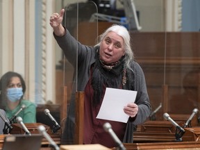 Québec solidaire co-spokesperson Manon Massé questions the government on the managing of the pandemic in CHSLDs on Tuesday, December 7, 2021. “Right now there are two or three flashlights in use, but alone they will not illuminate the whole room,” QS health critic Vincent Marissal said regarding the need for a full independent inquiry.