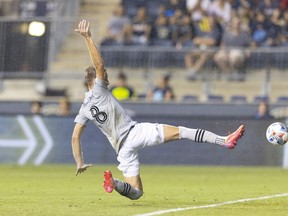 Le milieu de terrain des FC Montréal Djordje Mihailovic marque un but contre l'Union de Philadelphie en première demie au parc Subaru à Chester, en Pennsylvanie, le 21 août 2021.