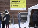 Des gens font la queue sur un site de test COVID-19 de l'avenue du Parc à Montréal, le lundi 3 janvier 2022.