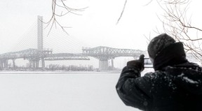 Alain Cartier relate le démantèlement d'une travée majeure du pont Champlain original pour la postérité.