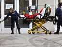 Des ambulanciers amènent un patient à l'urgence de l'Hôpital Notre-Dame de Montréal, le jeudi 13 janvier 2022.