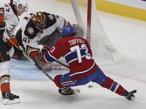 Tyler Toffoli (73) des Canadiens de Montréal se rapproche du gardien de but des Ducks d'Anaheim Anthony Stolarz, tandis que Hampus Lindholm (47 ans) des Ducks d'Anaheim arrive sur la gauche lors de la deuxième période à Montréal le jeudi 27 janvier 2022.