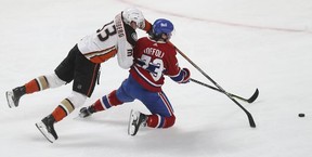 Jakob Silfverberg (33 ans) des Ducks d'Anaheim plonge sur Tyler Toffoli (73 ans) des Canadiens de Montréal et le fait tomber alors qu'ils courent pour la rondelle en troisième période à Montréal le jeudi 27 janvier 2022.