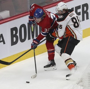 Rem Pitlick (32 ans) des Canadiens de Montréal et Simon Benoit (86 ans) des Ducks d'Anaheim se battent pour la rondelle lors de la première période à Montréal le jeudi 27 janvier 2022.