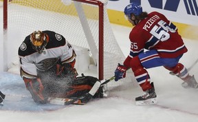 Michael Pezzetta (55 ans) des Canadiens de Montréal tente de passer la rondelle devant le gardien de but des Ducks d'Anaheim Anthony Stolarz lors de la deuxième période à Montréal le jeudi 27 janvier 2022.