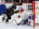 Nick Schmolts de Arizona Coyotes # 8 intenta ganarle al orfebre Kaden Primau # 30 de los canadienses de Montreal durante la segunda ronda del juego de la NHL en el Kila River Arena el 17 de enero de 2022 en Glendale, Arizona.