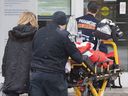 Sanitäter bringen eine Person inmitten der globalen COVID-19-Pandemie in Montreal am Dienstag, 28. Dezember, in ein Krankenhaus.