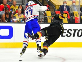 Alexander Romanov des Canadiens vérifie le défenseur des Golden Knights de Vegas Alex Pietrangelo lors des demi-finales de la Coupe Stanley 2021 au T-Mobile Arena de Las Vegas le 14 juin 2021.