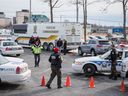 Die Sûreté du Québec und die Polizei von Laval untersuchen den Tatort, an dem der Mafia-Anführer Lorenzo Giordano 2016 erschossen wurde.