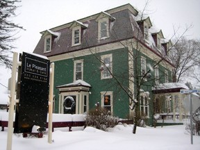 Le Pleasant Hôtel & Café has contemporary interiors in a 120-year-old Victorian house, steps from Sutton's main street.
