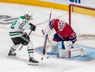 Dallas Stars centre Radek Faksa (12) couldn't handle the bouncing puck in front of Montreal Canadiens goaltender Jake Allen (34) during 3rd period NHL action at the Bell Centre in Montreal on Thursday, March 17, 2022.