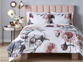 Modelele florale supradimensionate sunt în tendințe pentru decorul de primăvară 2022. Set de cuvertură din bumbac Hometrends Nourish, 3 piese, 80 USD, Walmart.ca