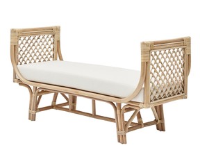 Amplasarea mobilierului la capătul patului creează un aspect stratificat. Pat de zi din bambus indonezian, 500 USD, Homesense.ca