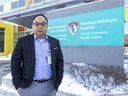 Dr.  Donald Vinh, spécialiste des maladies infectieuses et microbiologiste médical au Centre universitaire de santé McGill, à l'extérieur de l'Hôpital de Montréal pour enfants, le 29 février 2019.  1, 2022.