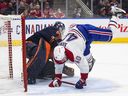 Kanadyjski 40-ty Joel Jeremiah zderzył się z bramkarzem Edmonton Oilers Mike'em Smithem podczas pierwszego okresu akcji NHL w Edmonton w sobotę, 5 marca 2022 roku.