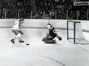 January 25, 2005 -  Guy Lafleur in on the Canucks Gary Bromley.  For Red Fisher's 10 Greatest Canadien's series.   (March 1979-GAZETTE-FILES-Mac Juster)   SPORTS-Chute Request
Guy Lafleur swoops in on Canucks goaltender Gary Bromley during March 1979 game at the Forum.