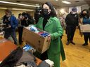 Die Bürgermeisterin von Montreal, Valérie Plante, übergibt am Mittwoch, den 9. März 2022, eine Kiste mit medizinischem Material im ukrainisch-katholischen Gemeindehaus.