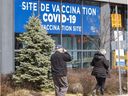Les gens passent devant la clinique de vaccination COVID-19 sur l'avenue du Parc.