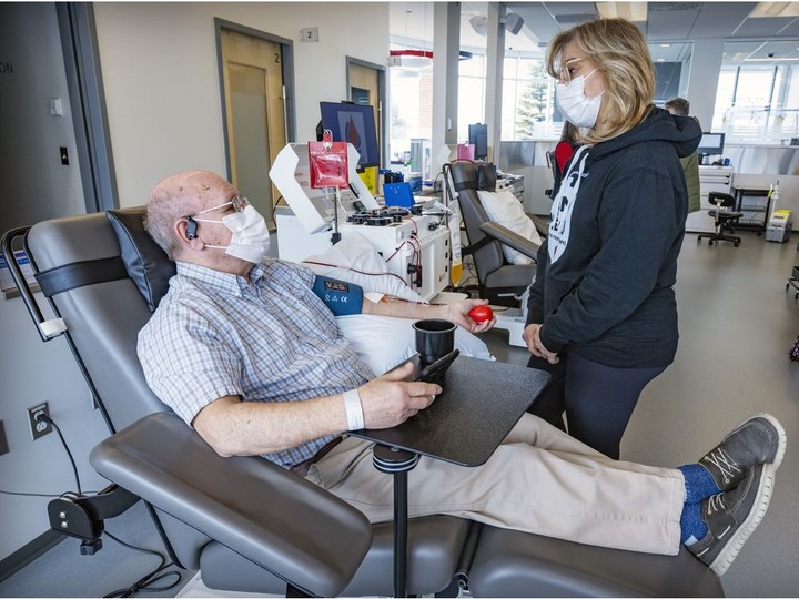  Larry Bush speaks with nurse Nathalie Fontaine while donating plasma at Héma-Québec’s Globule blood donor clinic in Kirkland last Friday.