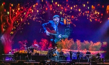 James Taylor showered the people at the Bell Centre Thursday night with a collection
of his greatest hits and was joined on stage by opener Jackson Browne to the delight
of fans.