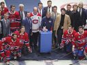 O gerente de equipamentos de longa data do Canadiens, Pierre Gervais (centro com blusão azul), é homenageado pela equipe antes do jogo final da temporada contra os Panthers no Bell Center em 29 de abril de 2022. 