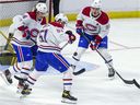 Select Project Canadiens ieskauj Railiju Kidniju, ko veido Viljams Trudo, pa kreisi, Džanni Fērbroteri, mēģinot kontrolēt atlēkušo ripu spēles laikā starp Monreālas debitantiem un debitantiem Senators Otavā 2021. gada 18. septembrī. 