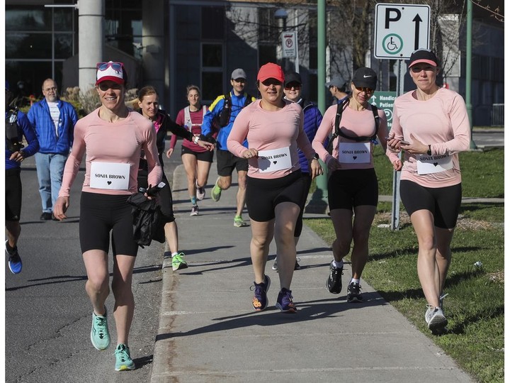  Four nurses, from left: Sarah Bachand, Gulin Yilmaz, Natalia Mursa and Mélanie Myrand depart from the Lakeshore General hospital Sunday, May 8, 2022 on the start of a 50 km run linking nine hospitals and three CHLSDs in Montreal.