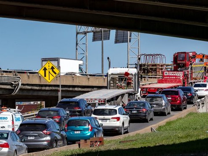  Cars line up to merge eastbound onto the Metropolitan from the Décarie Expressway. The Met was built to handle 89,000 vehicles per day. During the two years before the pandemic hit, traffic at the most congested part, the Décarie Interchange, averaged around 250,000 vehicles a day.