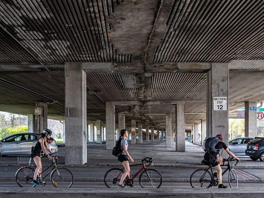Cyclists wait for a green light under the Metropolitan Expressway to cross Crémazie Blvd. at Christophe-Colomb Ave. The longer the province waits to replace the Met, the more expensive it gets.